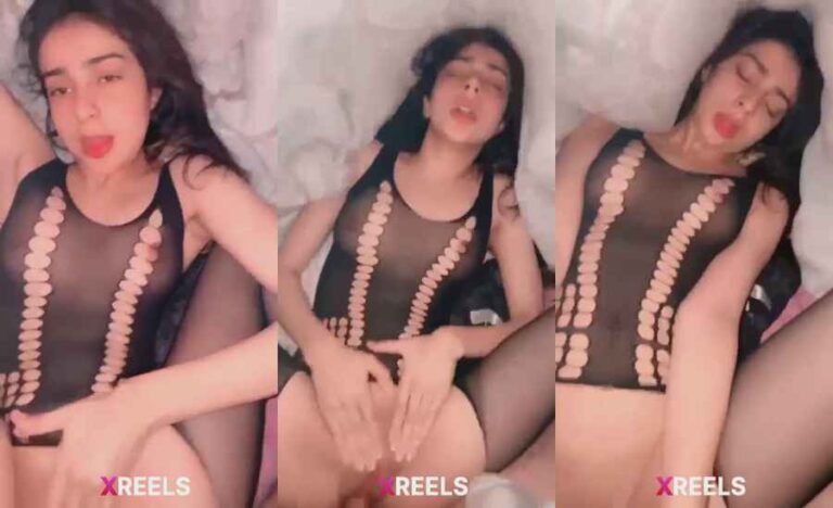 Desi Girl Gives Blowjob To Her BF
